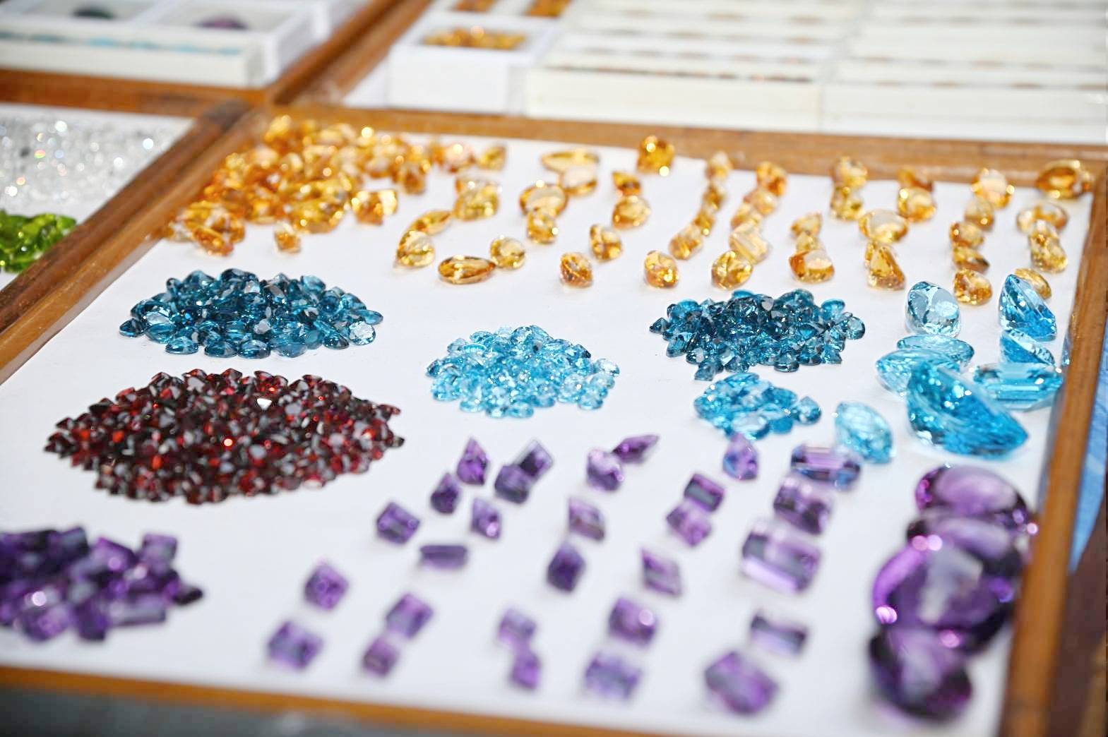 รองอธิบดีร่วมงานเปิดตลาดต้องชม ตลาดพลอย จังหวัดจันทบุรี