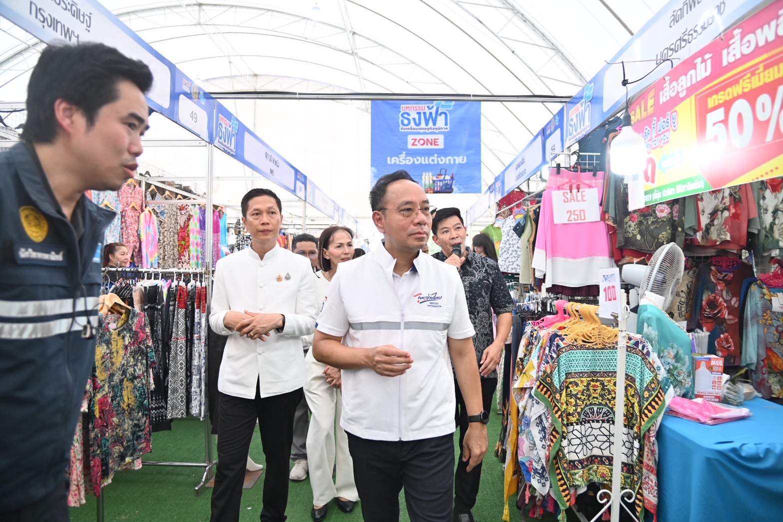 ข่าวเลขที่ 152/2569 “พาณิชย์” ลุยลดค่าครองชีพประชาชน-ช่วยผู้ประกอบการ ยกทัพสินค้าราคาประหยัดกว่า 1,000 รายการ ลดสูงสุด 60% ในงาน “มหกรรมธงฟ้าขับเคลื่อนเศรษฐกิจภูมิภาค” ที่นครศรีธรรมราช (30 พฤษภาคม 2569)