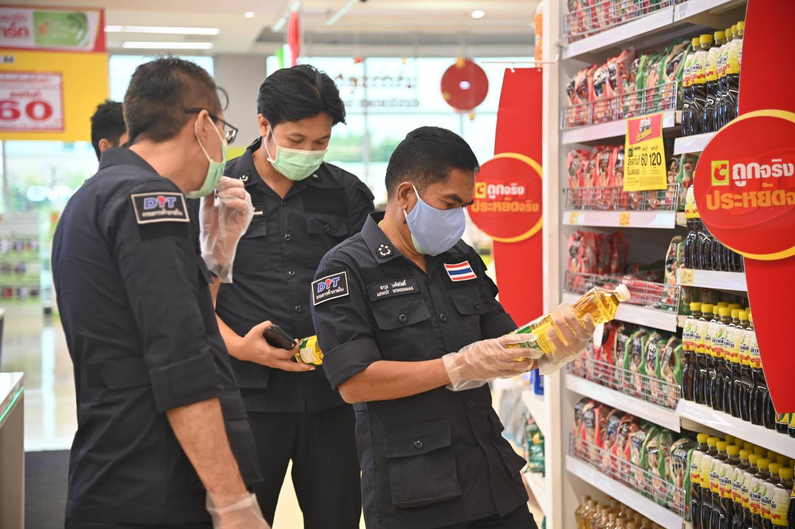 รองอธิบดีตรวจติดตามสถานการณ์การจำหน่ายสินค้าอุปโภคบริโภค