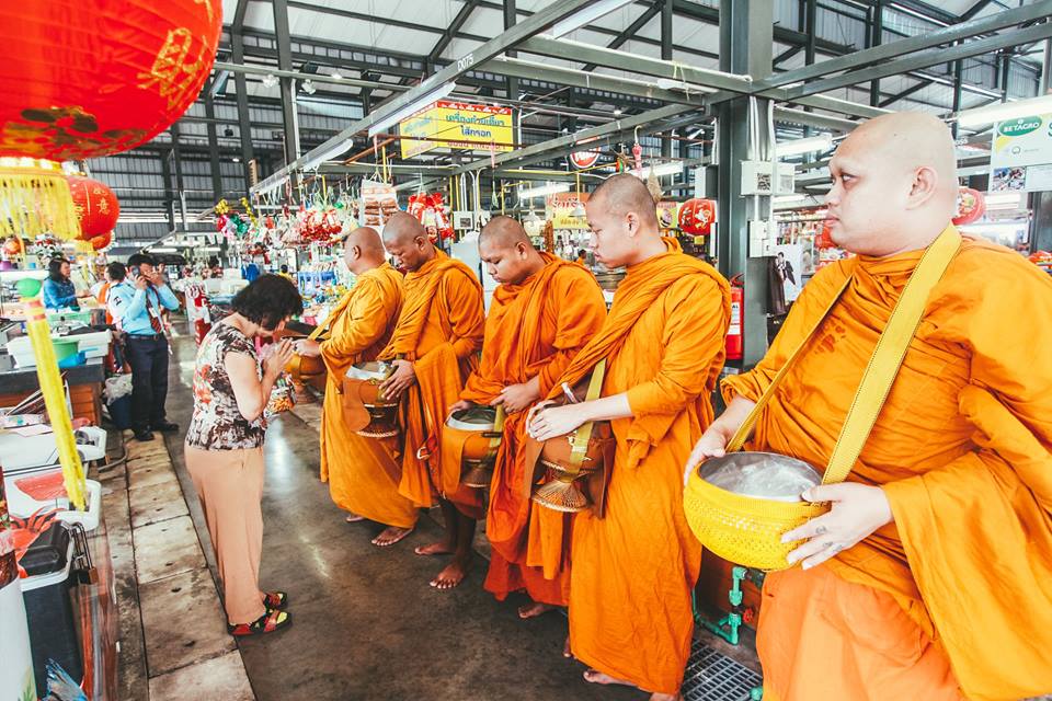21744_ทำบุญตักบาตรตอนเช้า.jpg