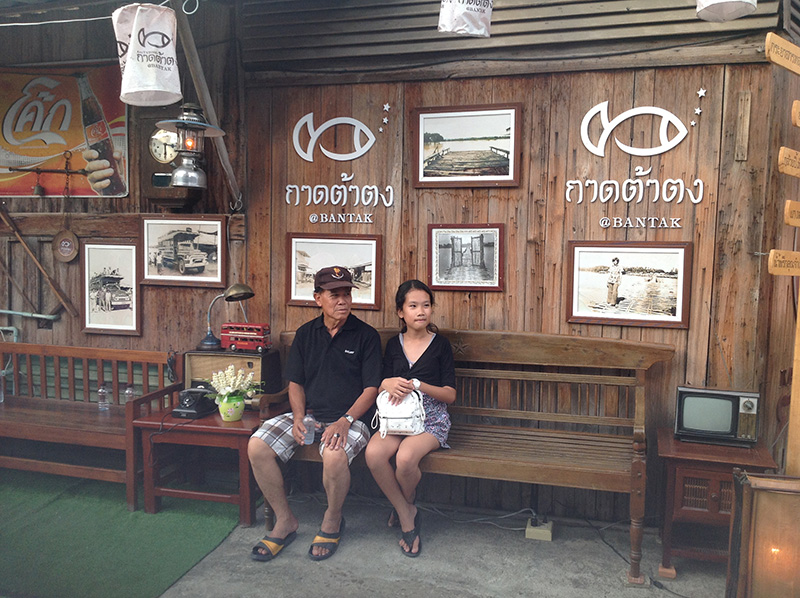 45658_จุดถ่ายรูปที่ระลึก มีคนนั่ง.JPG