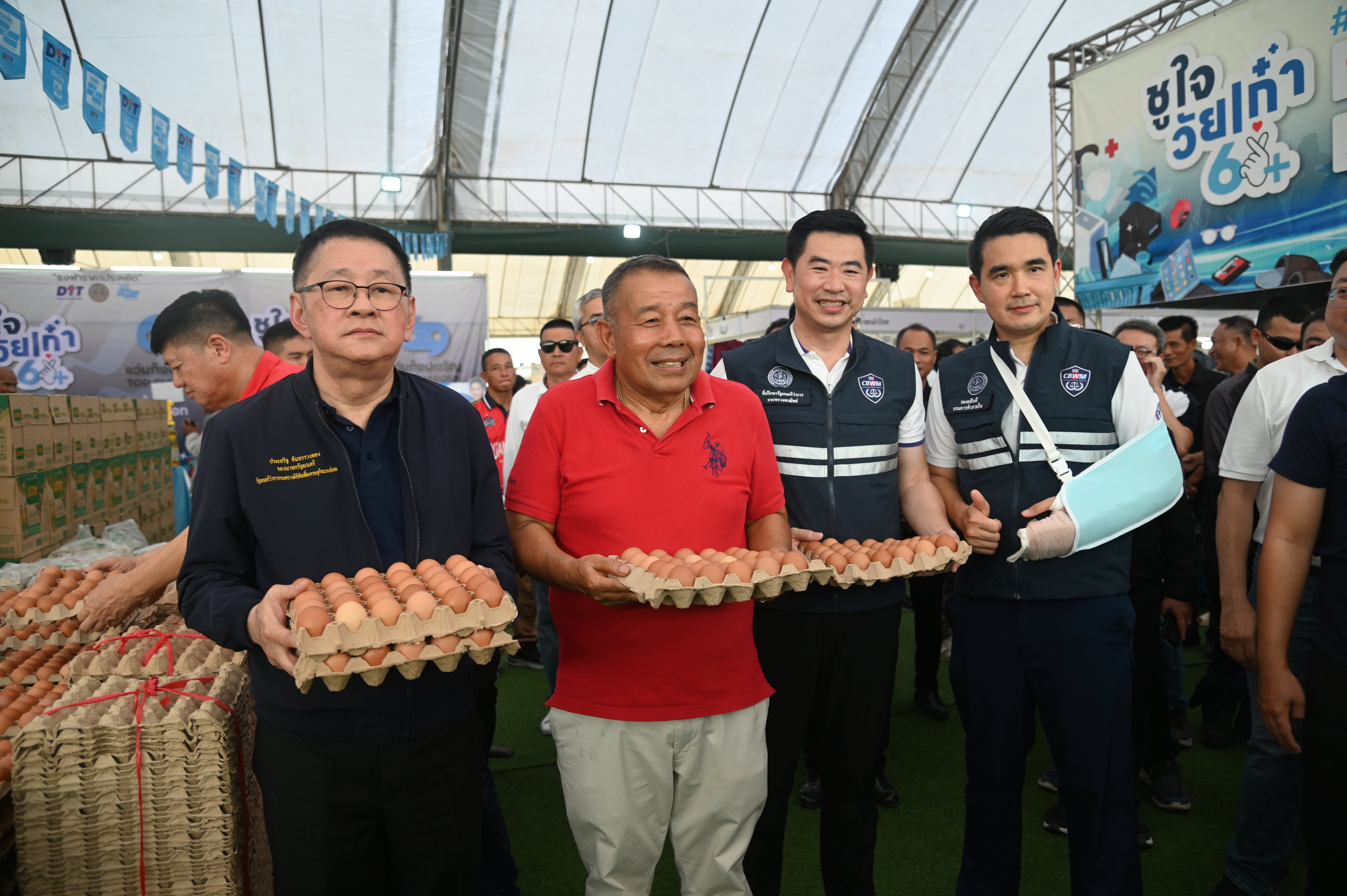 พาณิชย์ร่วมจัดมหกรรมธงฟ้า จังหวัดสุรินทร์ภายใต้โครงการ "ชูใจ วัยเก๋า"