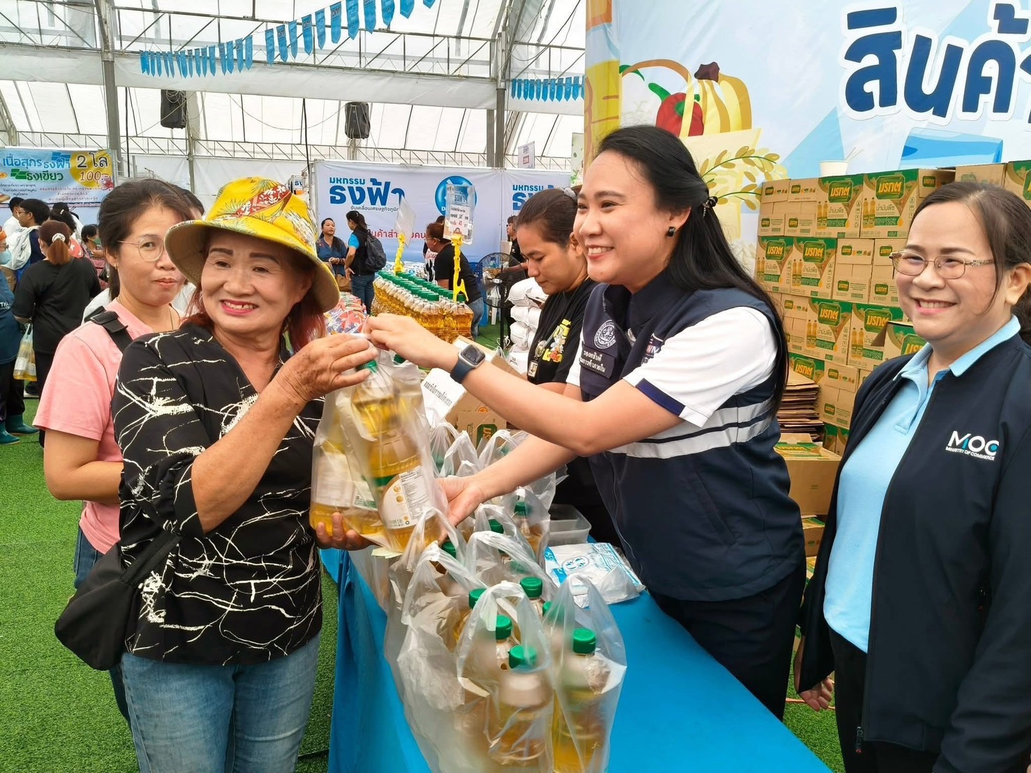 DIT ลุยจัด “ธงฟ้าลำพูน”  เดินหน้านโยบายรัฐบาล ลดรายจ่ายครัวเรือน พร้อมเชื่อมโยงผลไม้มาจำหน่ายในงาน