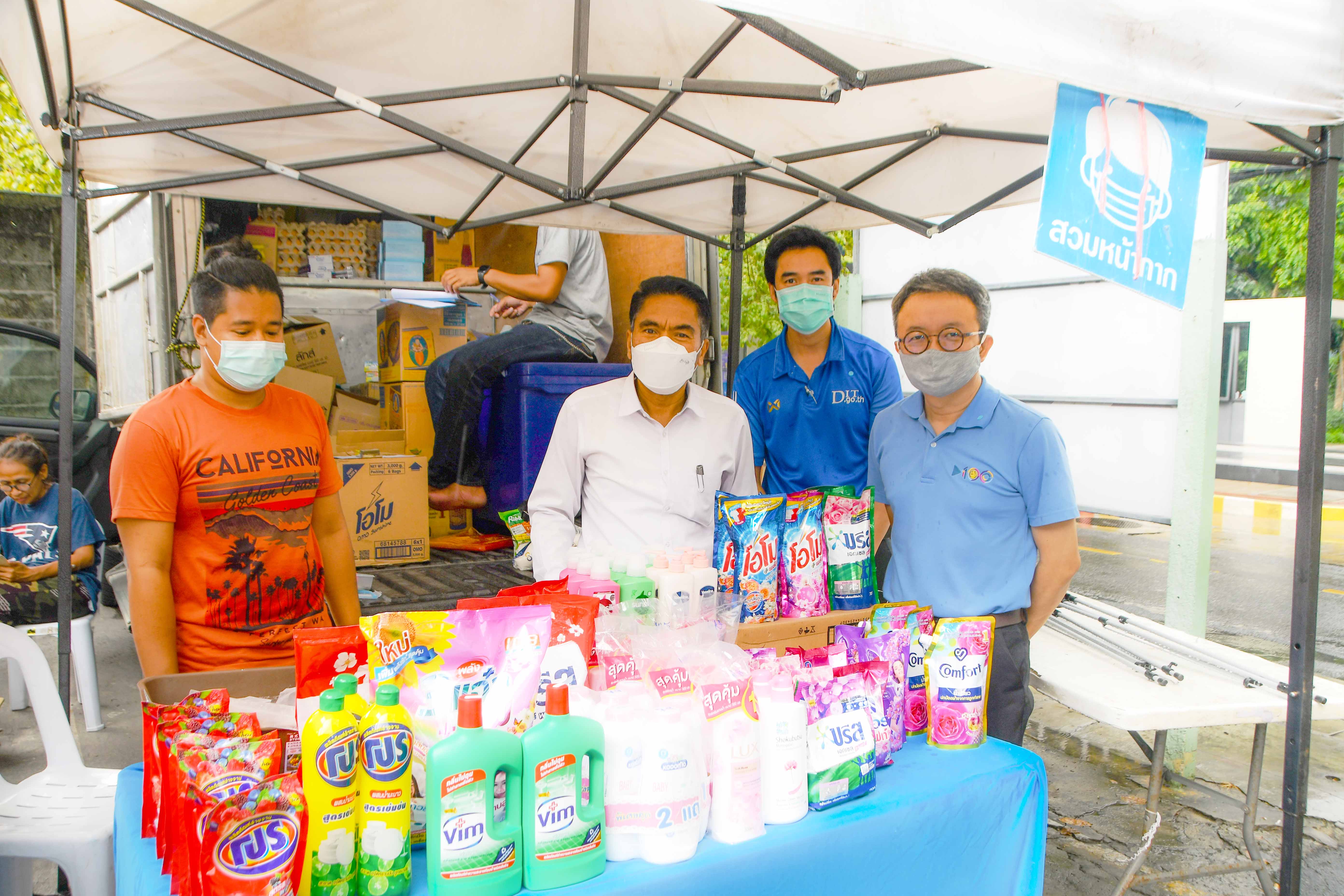 รองอธิบดีตรวจติดตามการจำหน่ายสินค้าโมบายพาณิชย์ 