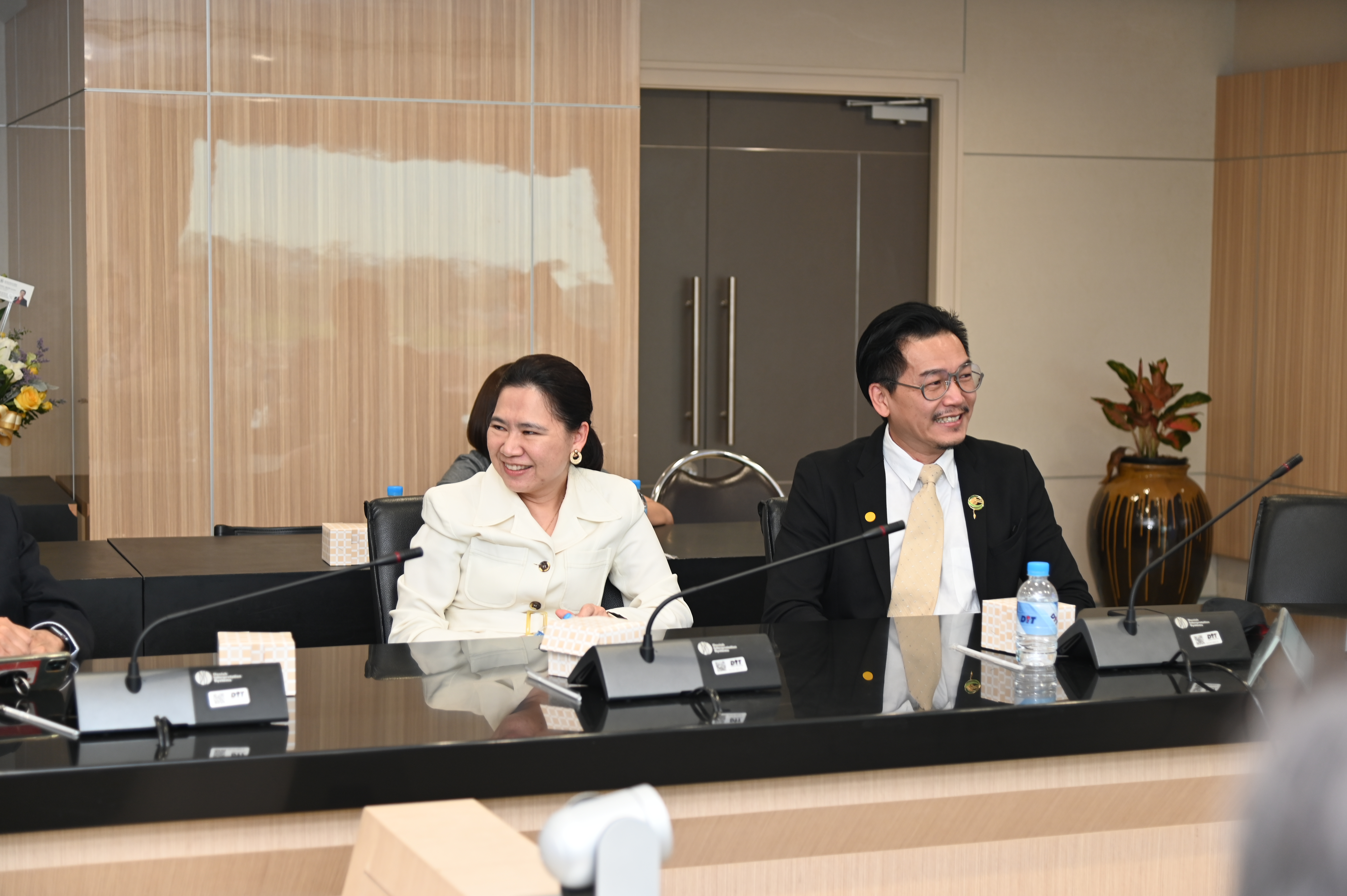 อธิบดีกรมการค้าภายในประชุมหารือแก้ไขข้าวเหนียวตกต่ำ
