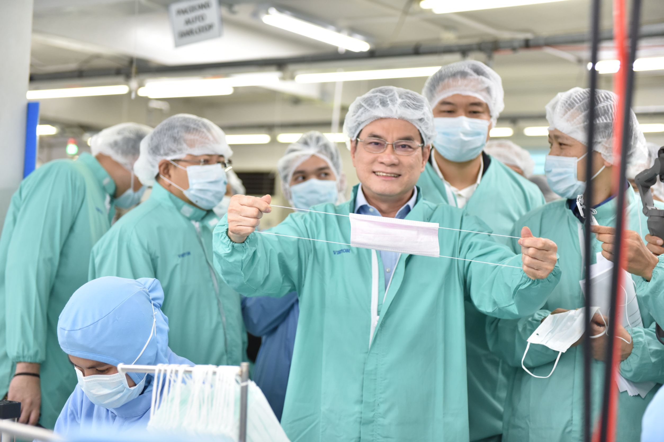 รัฐมนตรีว่าการกระทรวงพาณิชย์ตรวจเยี่ยมโรงงานผลิตหน้ากากอนามัย และตรวจสอบสถานการณ์การจำหน่ายหน้ากากอนามัย