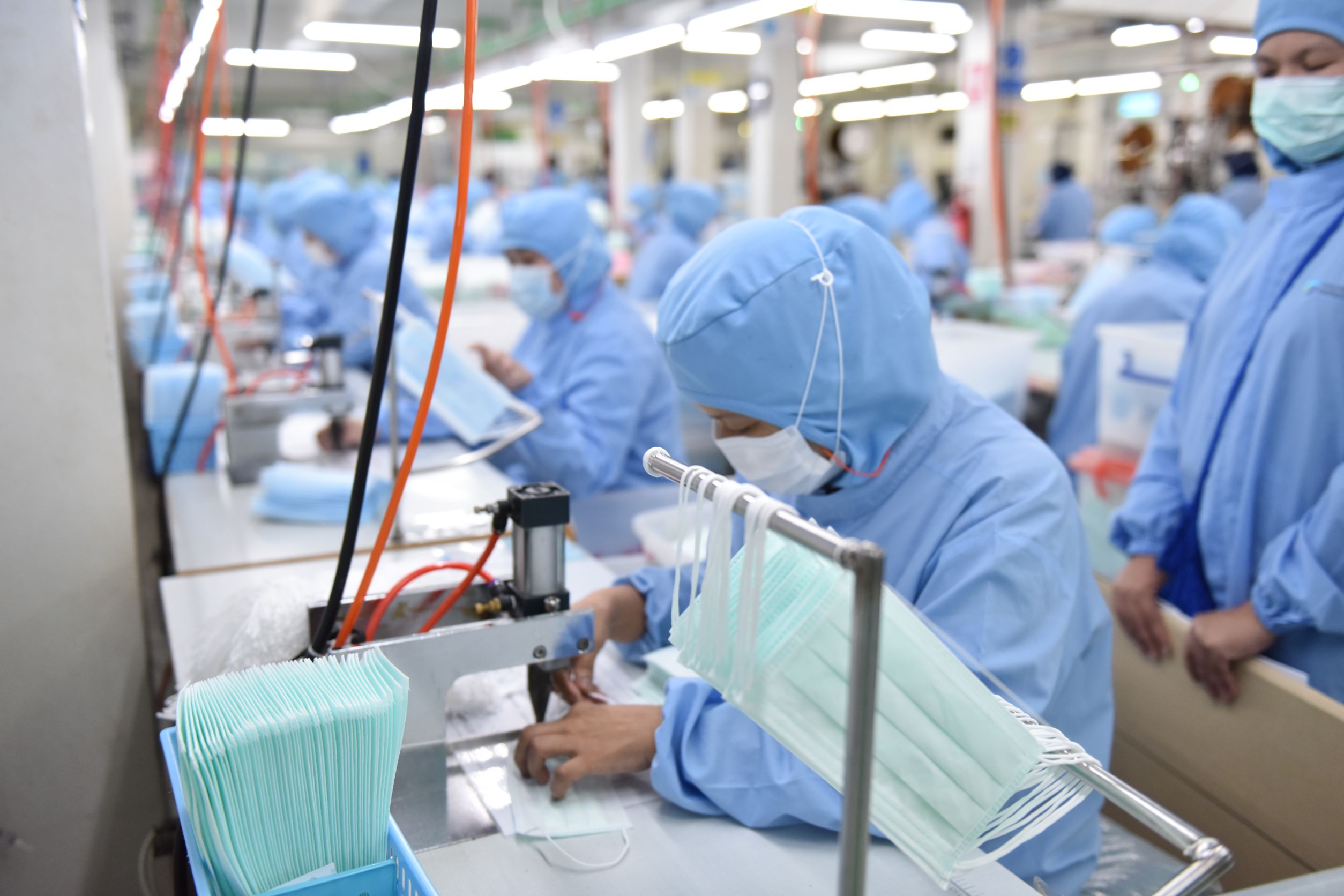 รัฐมนตรีว่าการกระทรวงพาณิชย์ตรวจเยี่ยมโรงงานผลิตหน้ากากอนามัย และตรวจสอบสถานการณ์การจำหน่ายหน้ากากอนามัย