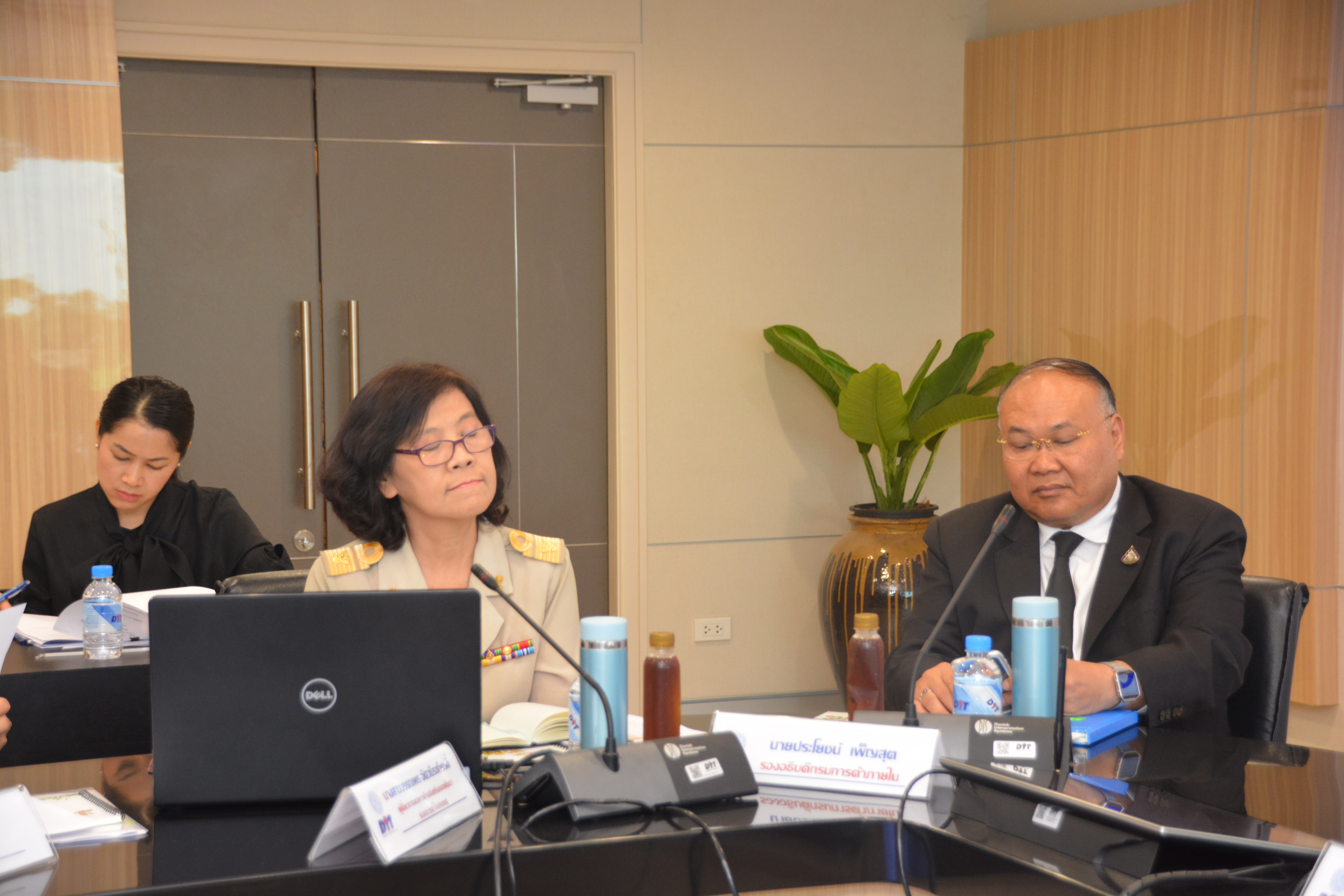 อธิบดีประชุมการตรวจประเมินรางวัลเลิศรัฐ 