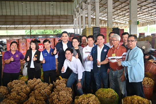 พาณิชย์ ลงพื้นที่ตรวจติดตามสถานการณ์ผลผลิตลองกอง