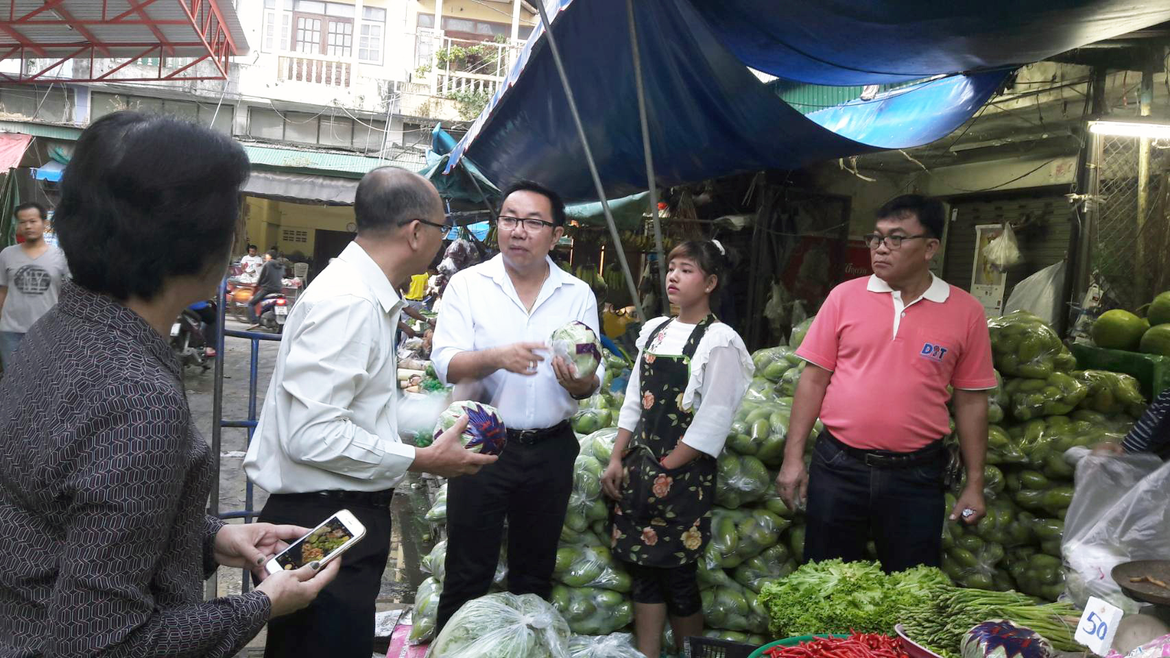 รองอธิบดีลงพื้นที่ติดตามราคาสินค้าอุปโภคบริโภค