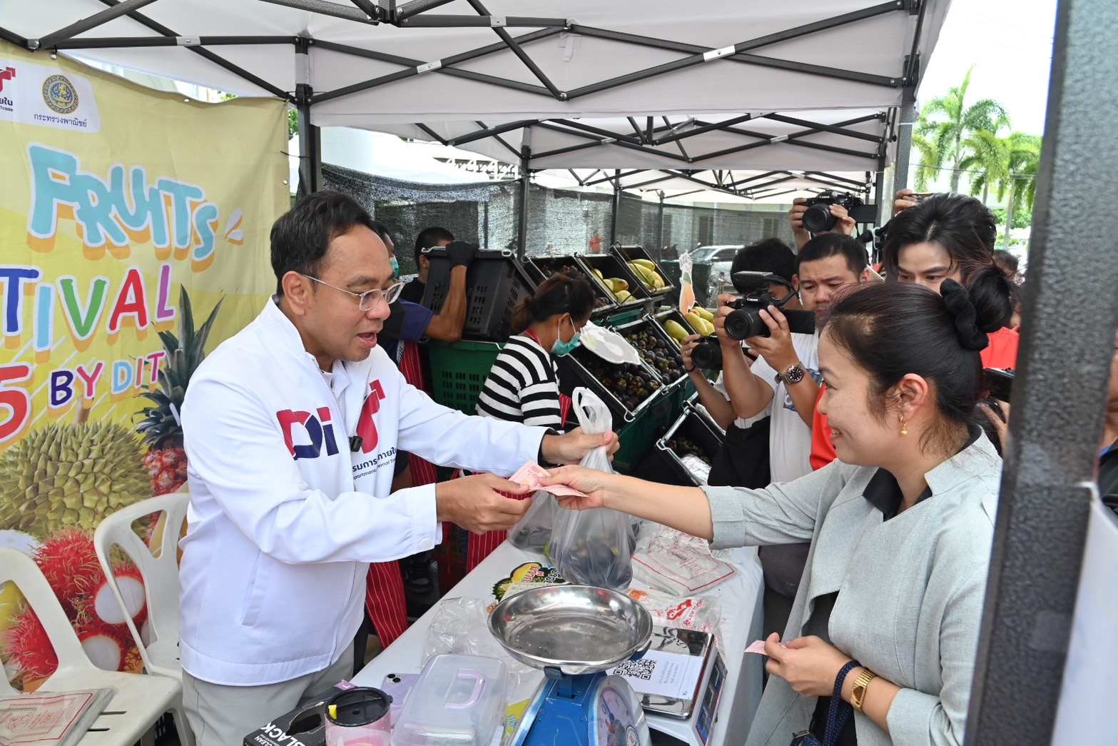 “พาณิชย์–ไปรษณีย์ไทย” ผนึกกำลังช่วยเกษตรกร แจกกล่อง–ตะกร้าผลไม้ 238,000 ชิ้น คาดกระจายผลไม้อีก 3,000 ตัน