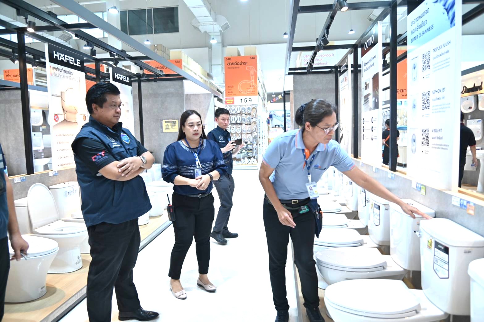 DIT ลงพื้นที่ตรวจติดตามปริมาณและราคาสินค้าอุปโภคบริโภคและวัสดุก่อสร้าง