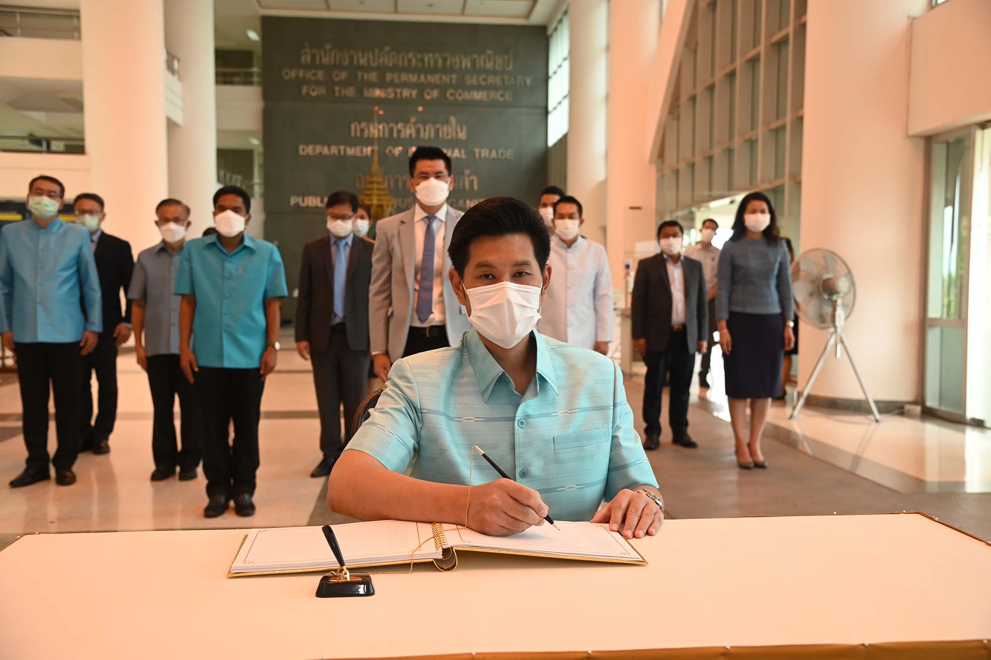 คณะผู้บริหารกรมการค้าภายใน ร่วมพิธีลงนามถวายพระพร 12 สิงหาคม