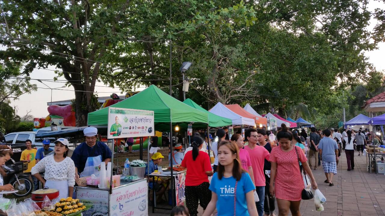 10938_ผู้คนมาซื้อของ 2.jpg