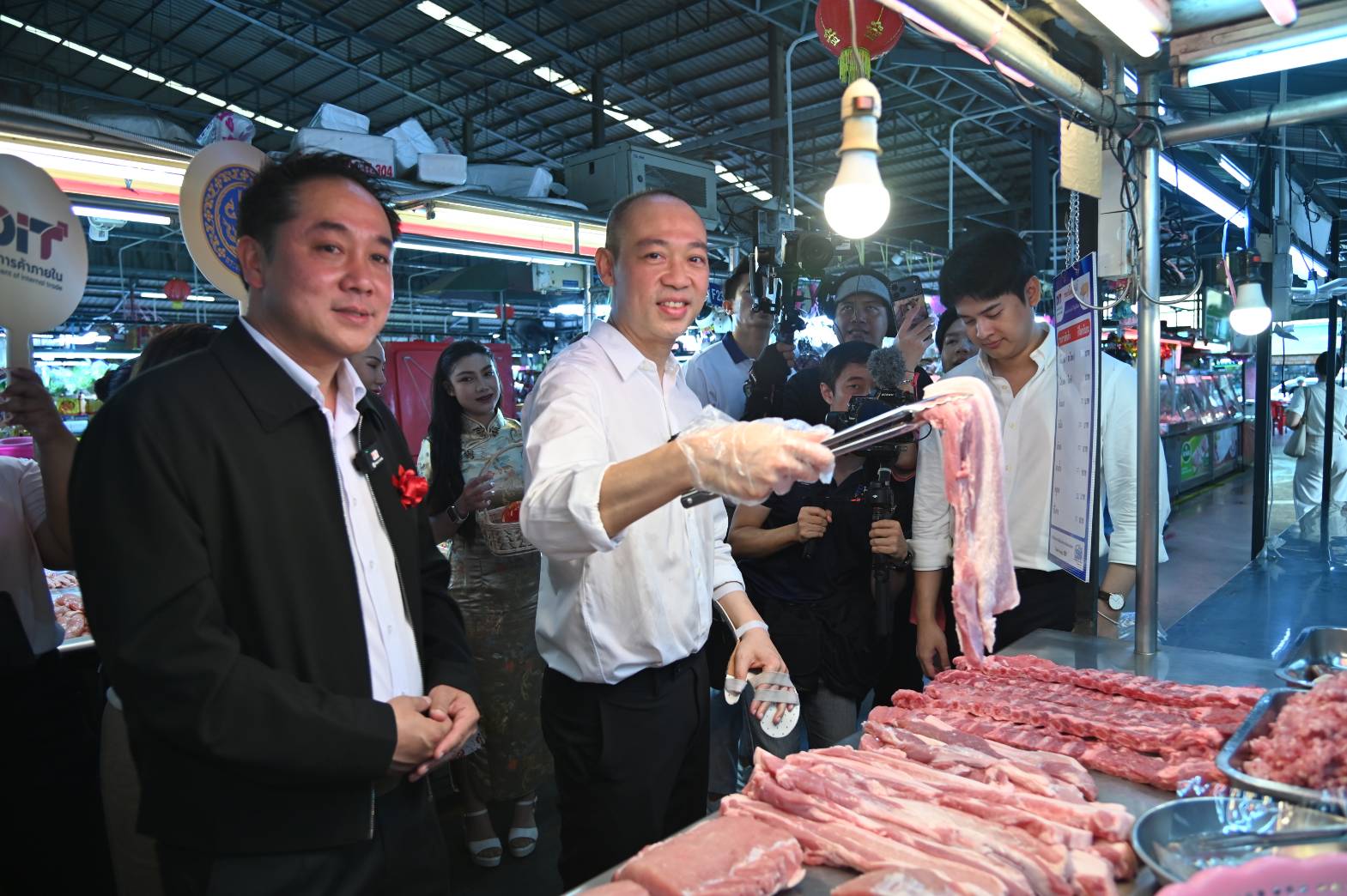 "พาณิชย์ส่งสุข รับตรุษจีน ปีม้าทอง 2026" ผนึกตลาด ห้างค้าส่งค้าปลีก จัดโปรตรุษจีน ลดสูงสุด 50%