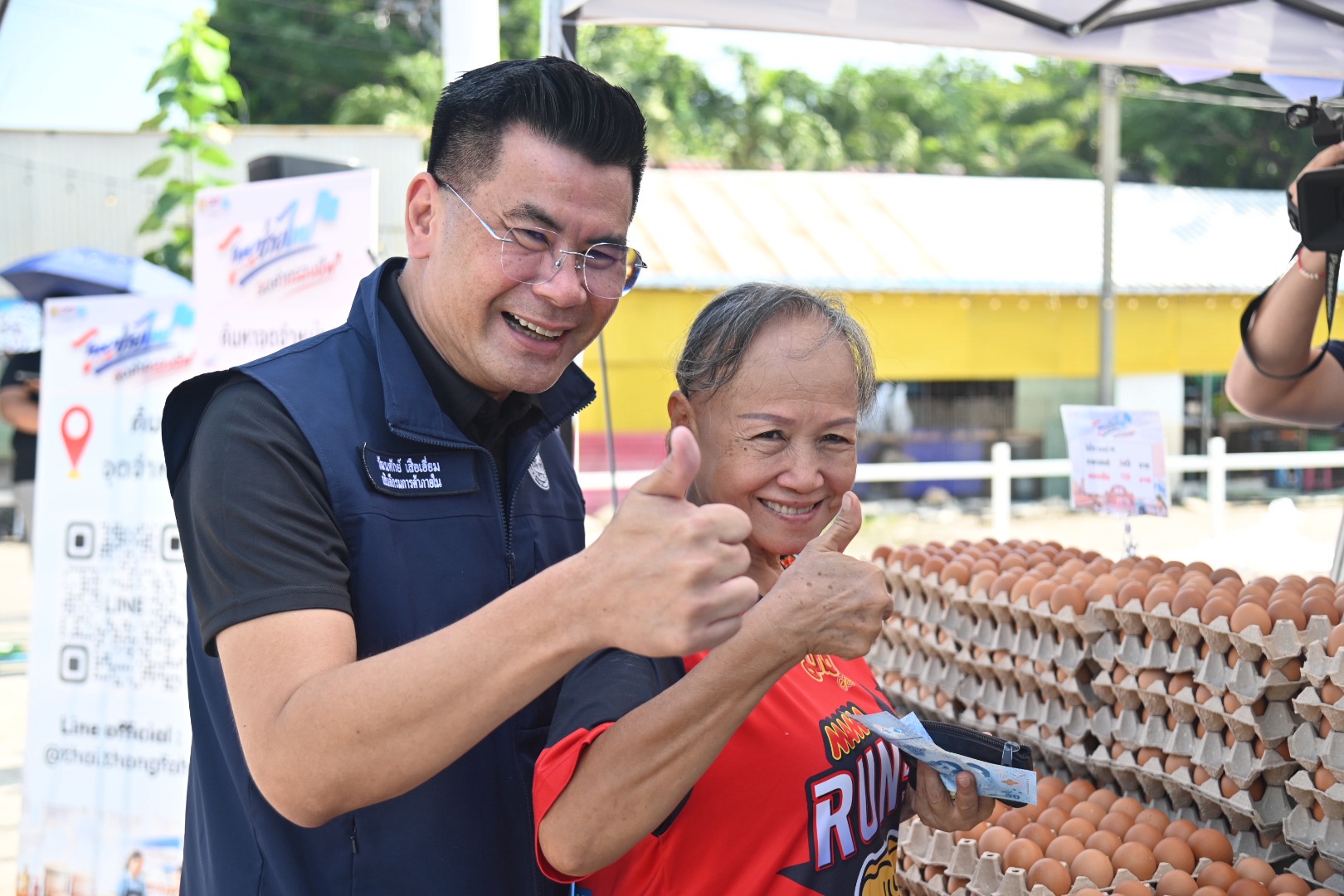 ข่าวเลขที่ 14/2570 “พาณิชย์” ลุย เคหะร่มเกล้า จัดไทยช่วยไทย ธงฟ้า ลดค่าครองชีพ ขนสินค้าจำเป็นกว่า 100 รายการ ลดสูงสุด 62% ช่วยประชาชนฟื้นฟูหลังน้ำท่วม (23 ตุลาคม 2569)