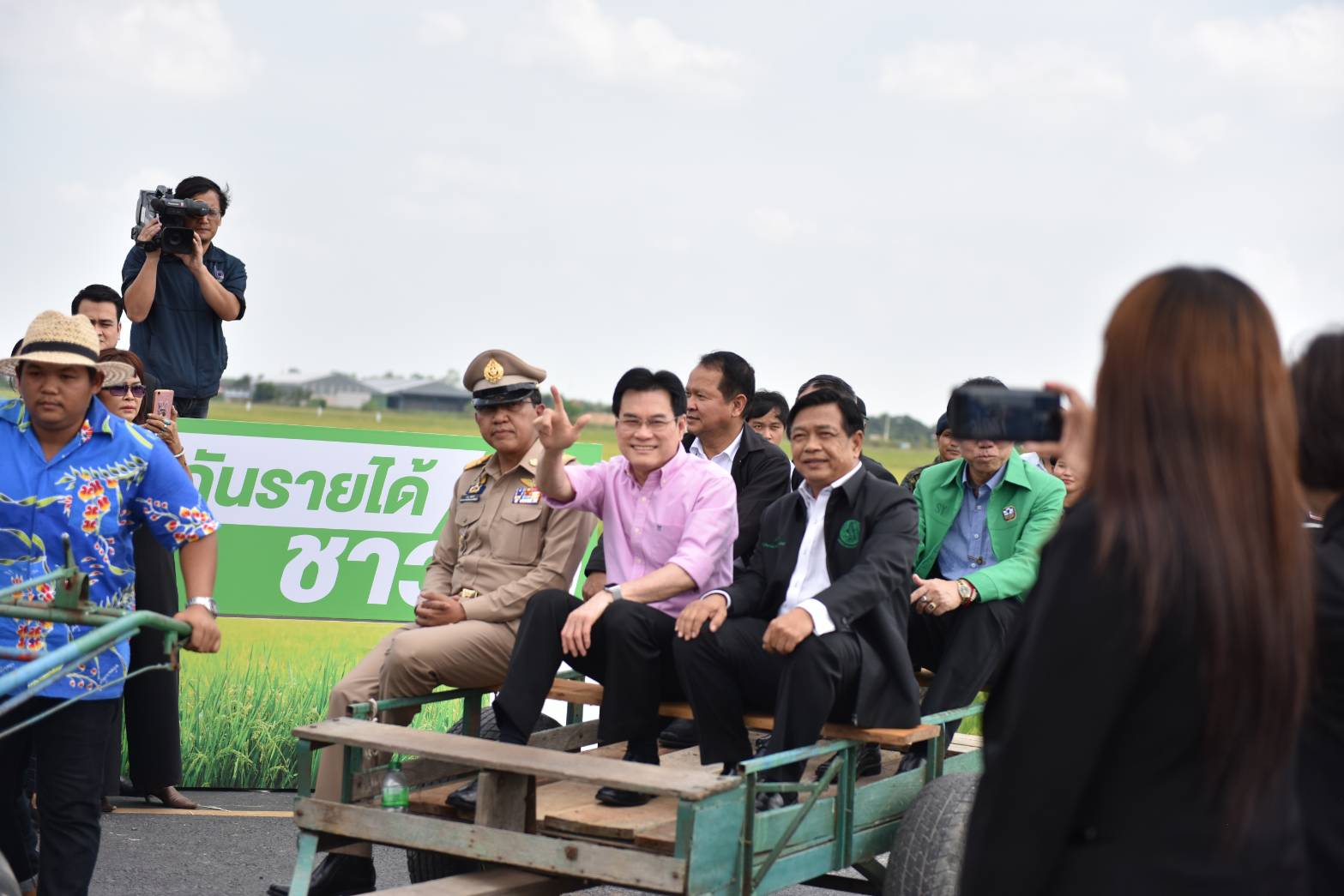 รัฐมนตรีว่าการกระทรวงพาณิชย์ ชี้แจงและมอบนโยบายประกันรายได้เกษตรกร และเปิดตัวการจ่ายเงินเกษตรกรผู้ปลูกข้าว ปี 2562/63 รอบที่ 1