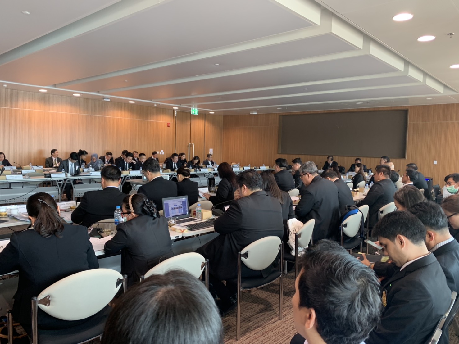 รองอธิบดีกรมการค้าภายใน  ร่วมประชุมกับคณะกรรมาธิการวิสามัญพิจารณาศึกษา แนวทางการป้องกันและแก้ไขปัญหาฝุ่นละอองขนาดเล็ก 