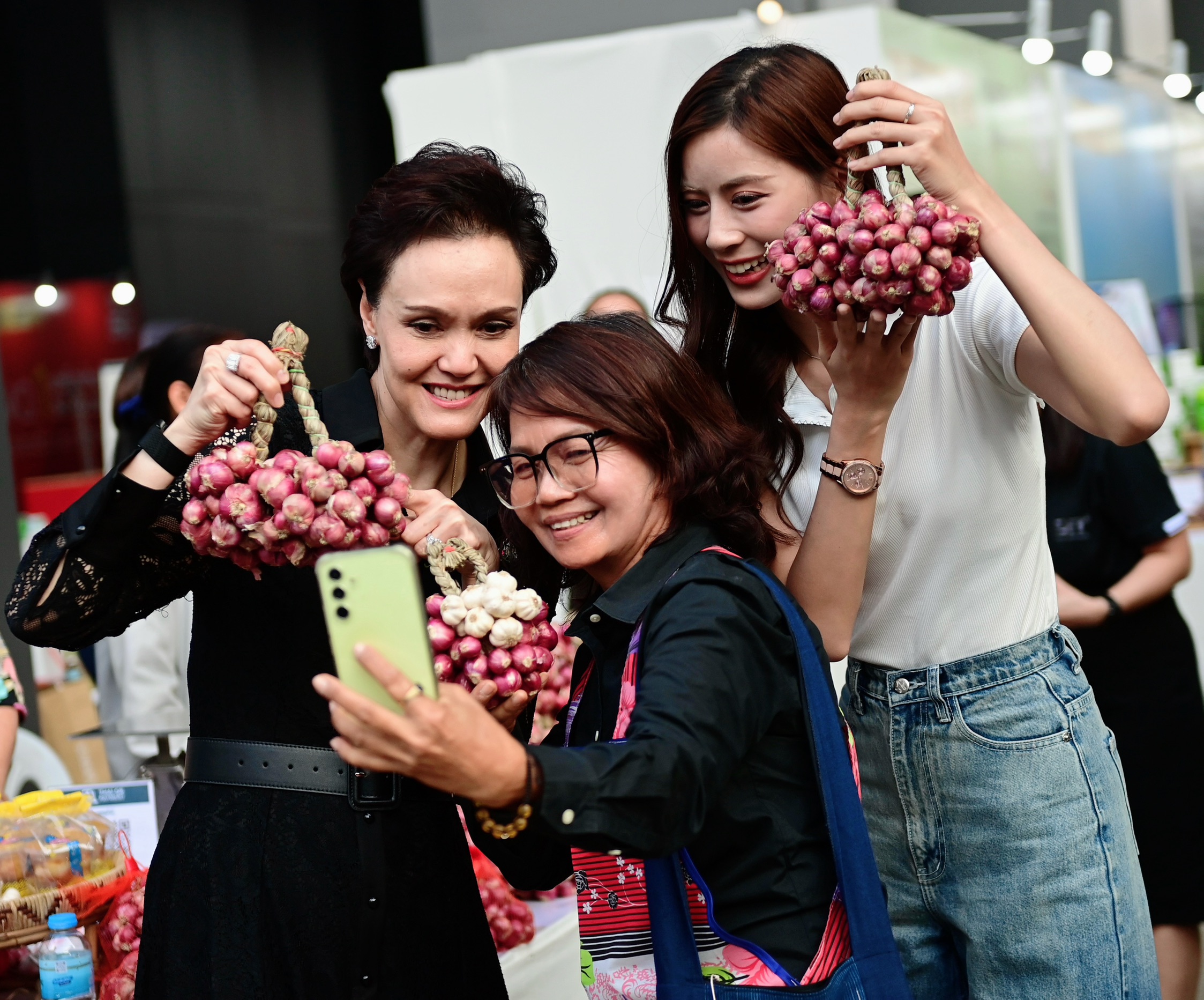 ข่าวเลขที่ 57/2569 พาณิชย์ชวนเลือกซื้อสินค้าไทยส่งความสุขปีใหม่ “New Year Mega Sale 2026” หนุนหมู่บ้านทำมาค้าขาย–Farm Outlet ลดค่าครองชีพทั่วประเทศเกือบ 5,000 ล้านบาท ต่อเนื่องถึง 31 ม.ค. 69 (25 ธันวาคม 2568)