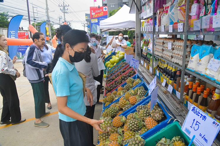 พาณิชย์ร่วมมือกับ บมจ.เสนา นำผลไม้จากเกษตรกรมาจำหน่าย