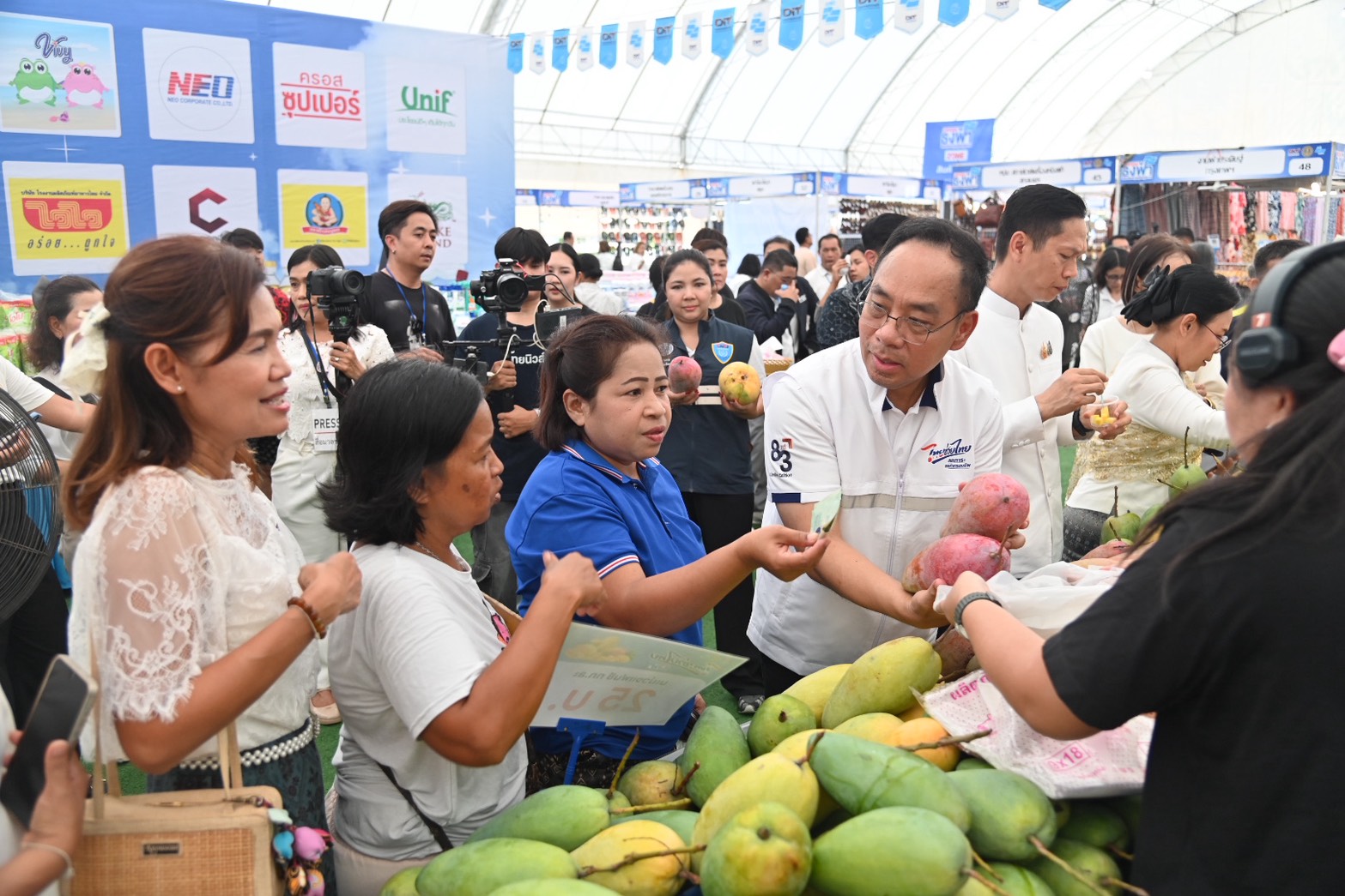 ข่าวเลขที่ 152/2569 “พาณิชย์” ลุยลดค่าครองชีพประชาชน-ช่วยผู้ประกอบการ ยกทัพสินค้าราคาประหยัดกว่า 1,000 รายการ ลดสูงสุด 60% ในงาน “มหกรรมธงฟ้าขับเคลื่อนเศรษฐกิจภูมิภาค” ที่นครศรีธรรมราช (30 พฤษภาคม 2569)