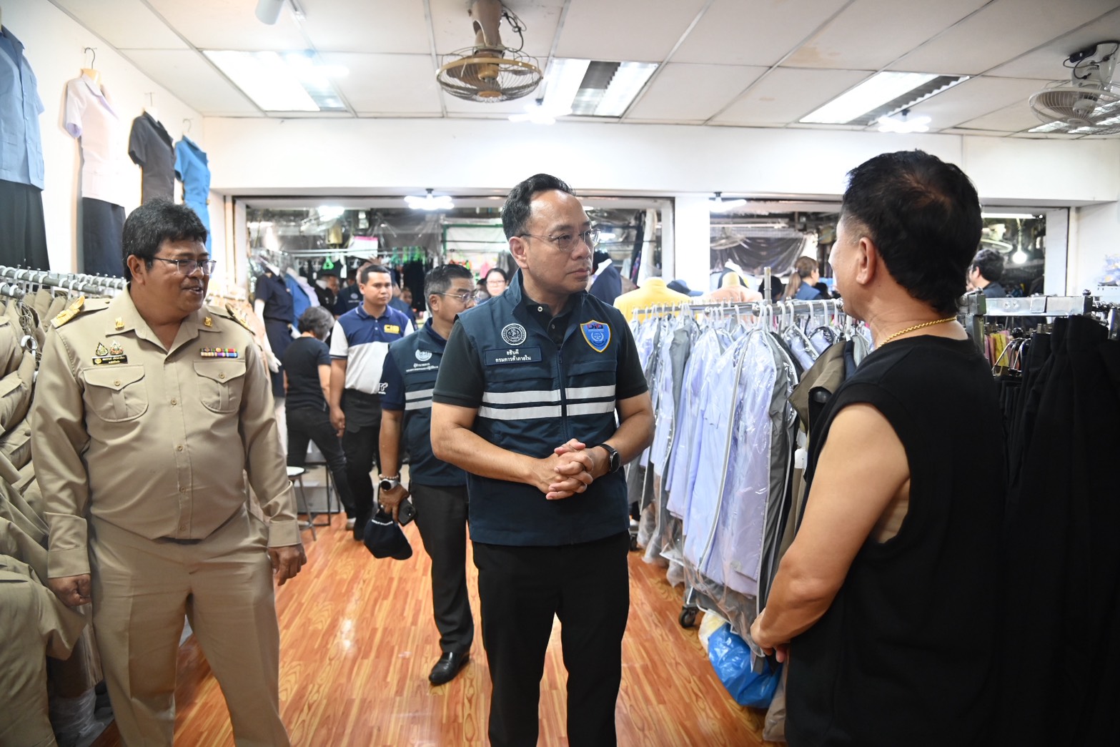 ข่าวเลขที่ 19/2568 DIT รับลูกนายกฯ ลงพื้นที่คุมเข้มราคาชุดดำ–ป้องกันการฉวยโอกาสเอาเปรียบประชาชน พร้อมเดินหน้ามาตรการลดค่าครองชีพ รองรับโครงการ “คนละครึ่ง” เริ่มพรุ่งนี้  (28 ตุลาคม)