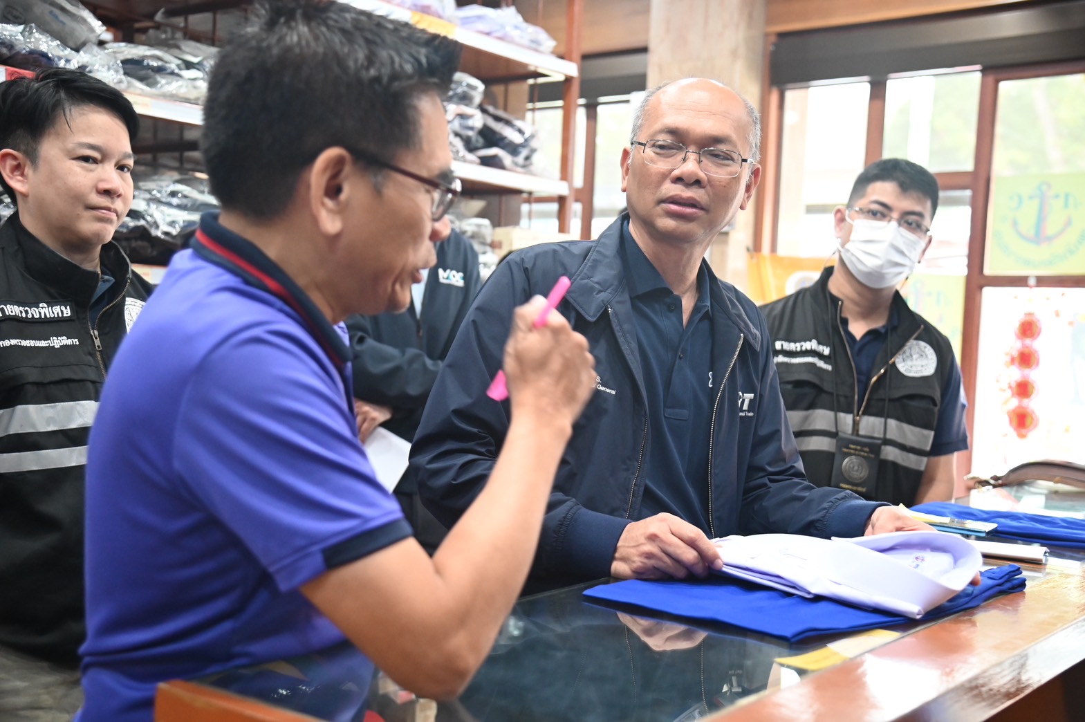 ผู้ปกครองพาบุตรหลานซื้อชุดนักเรียน กับ “พาณิชย์สั่งลุย ลดราคา Back to School 2024”