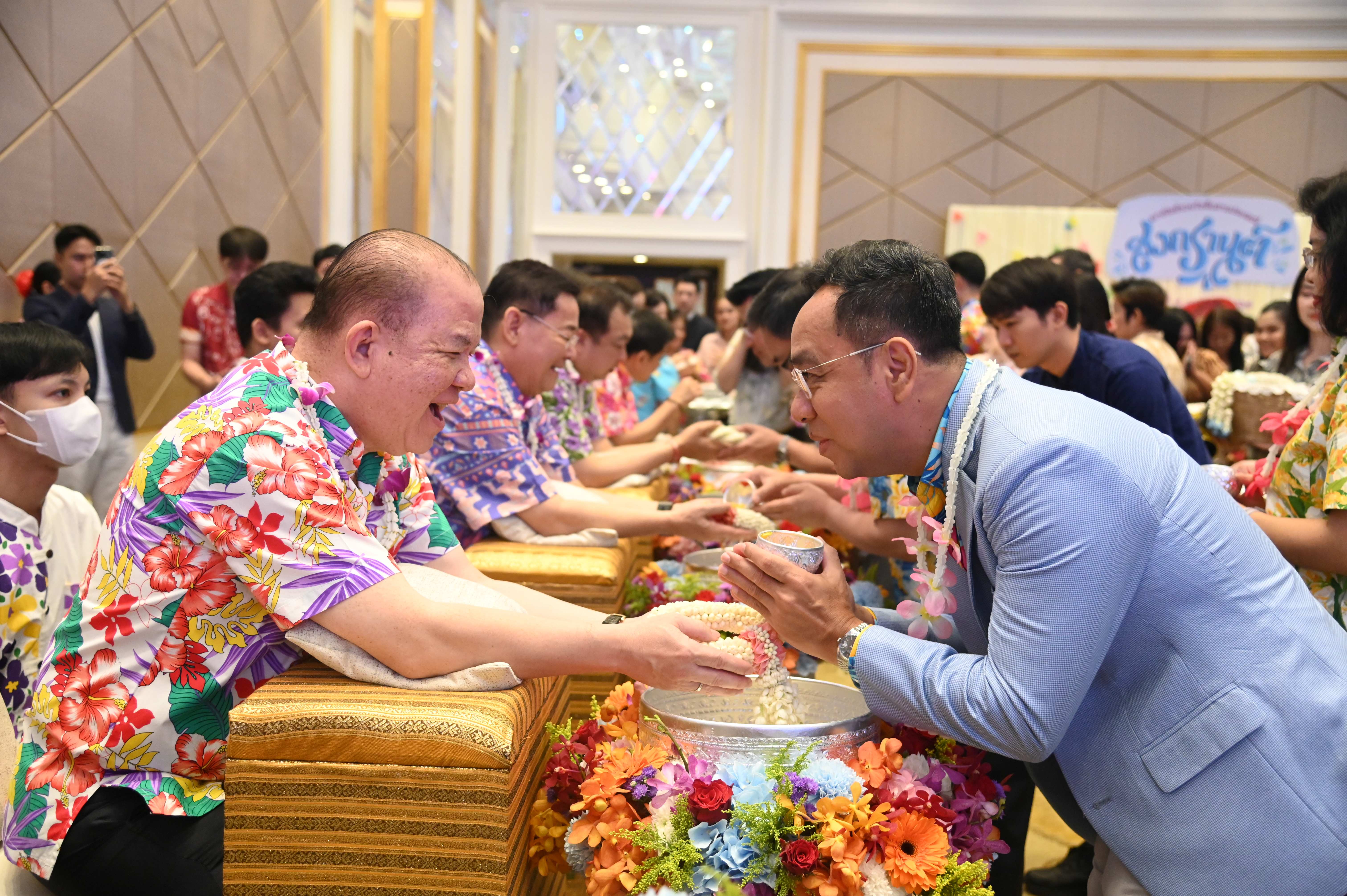 “พาณิชย์รวมใจ สืบสานประเพณีสงกรานต์ไทย”