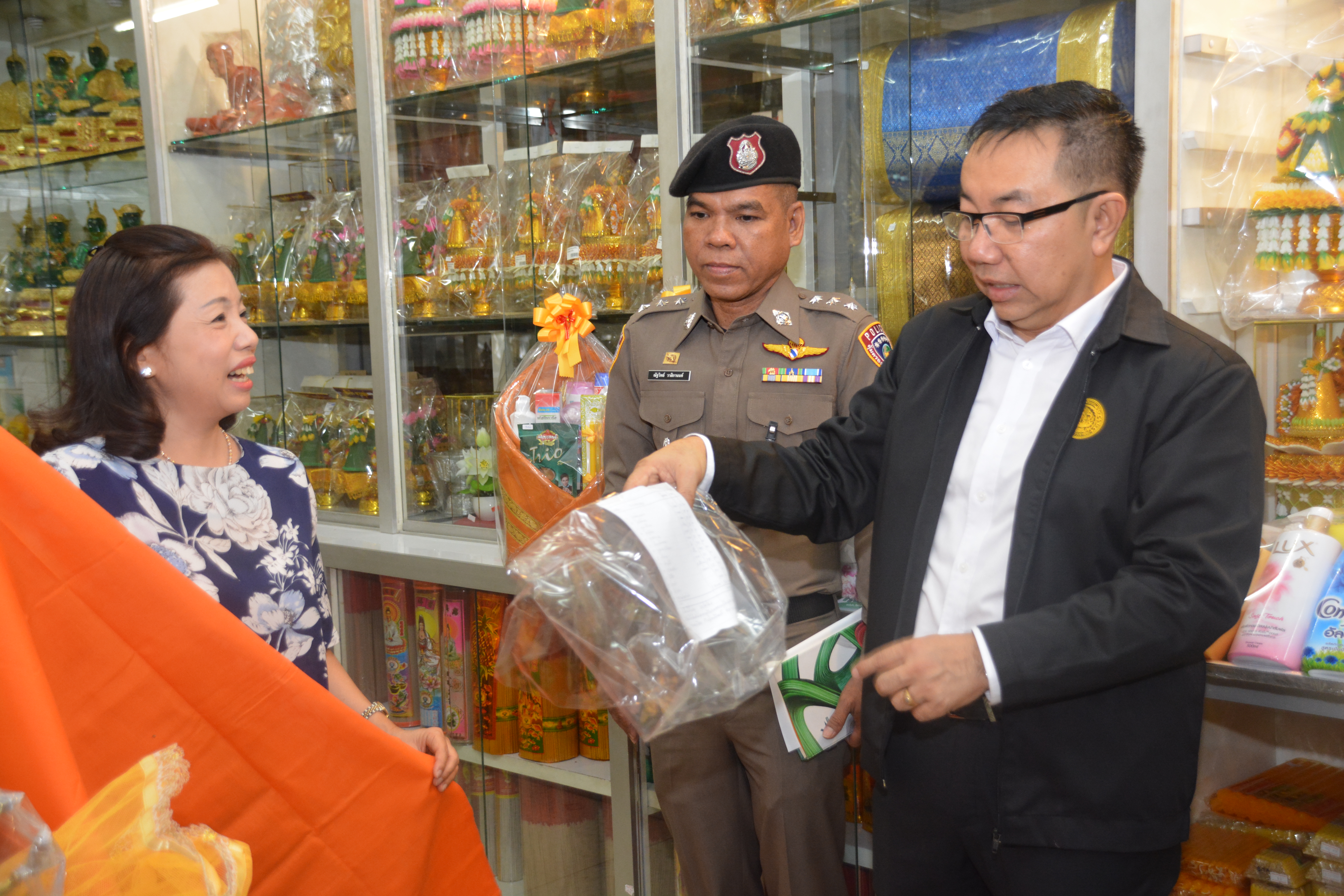 รองอธิบดีกรมการค้าภายใน ลงพื้นที่ตรวจสอบติดตามสถานการณ์ การจำหน่ายชุดสังฆทาน