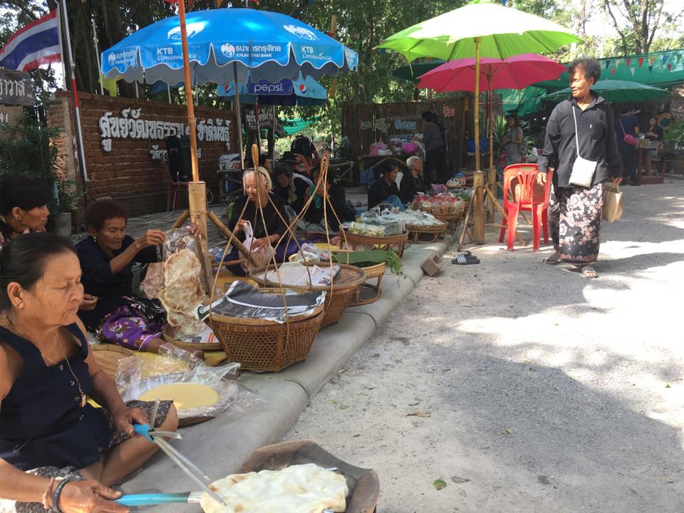 45393_แม่ค้าหน้าป้าย.jpg