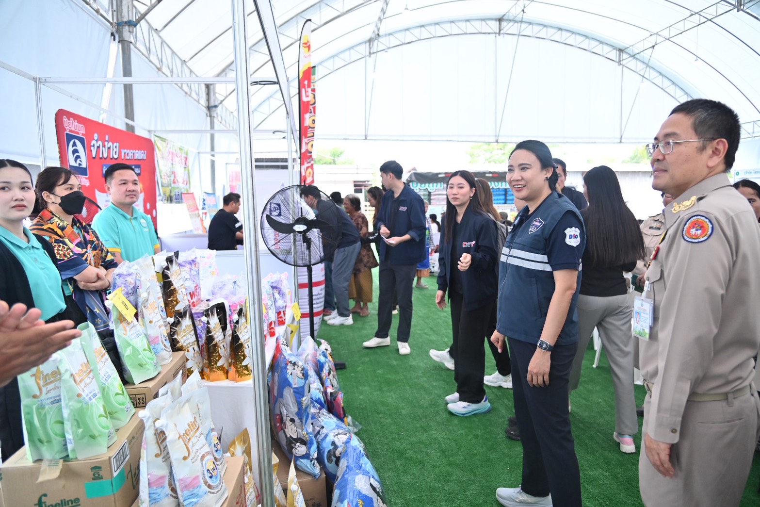 ข่าวเลขที่ 24/2569 “ธงเขียว–ธงฟ้า บุกอุบลฯ!” DIT ลุยลดต้นทุน–ค่าครองชีพ ช่วยพี่น้องชายแดนสู้เศรษฐกิจ  (4 พฤศจิกายน 2568)