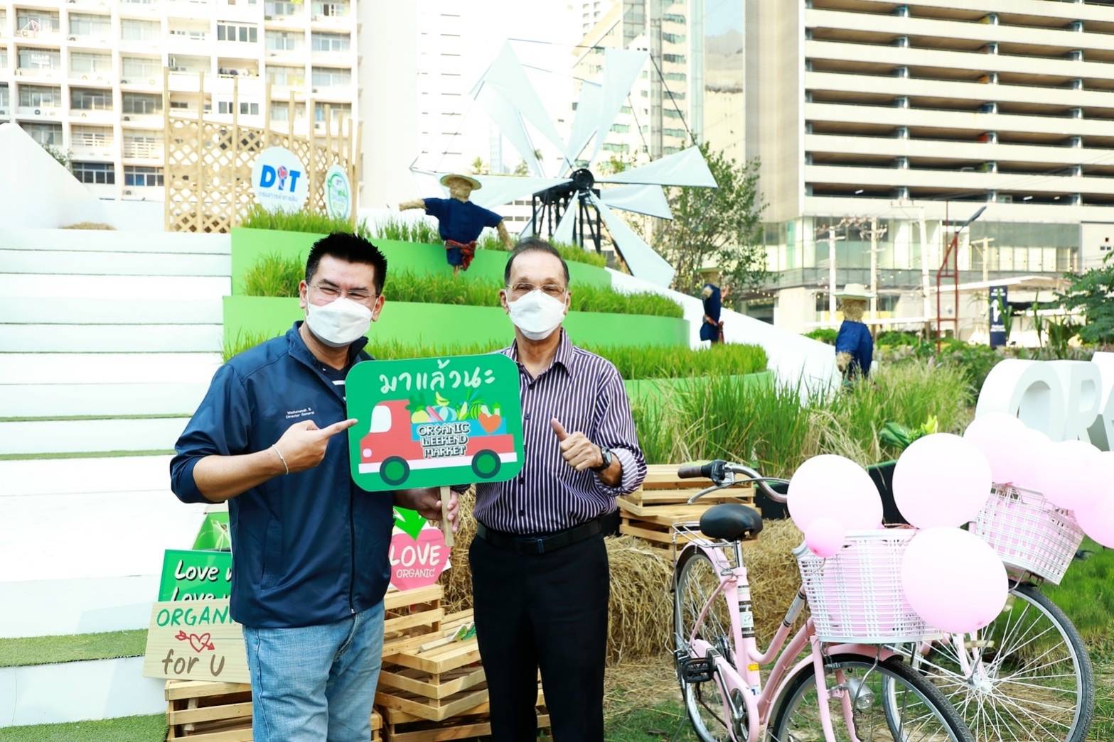 อธิบดีกรมการค้าภายใน ตรวจเยี่ยมร้านค้าในงาน ตลาดนัดอินทรีย์ใจกลางเมือง "Organic Weekend Market 2022"