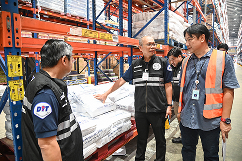 กรมการค้าภายในตรวจสต๊อกน้ำตาลทรายที่ศูนย์กระจายสินค้า