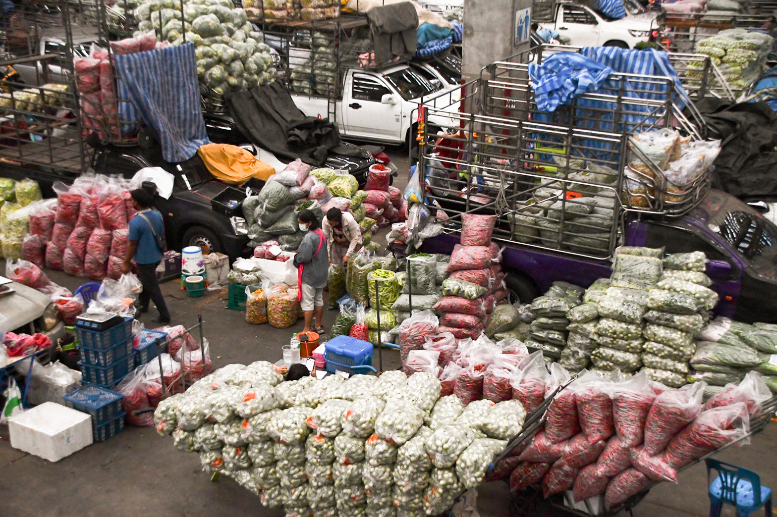 รองอธิบดีกรมการค้าภายในร่วมสำรวจสถานการณ์การค้าสินค้าผักและผลไม้