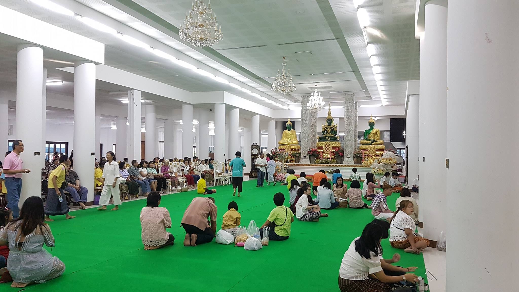 78174_ไหว้พระภายในวัดบัวขวัญ.jpg