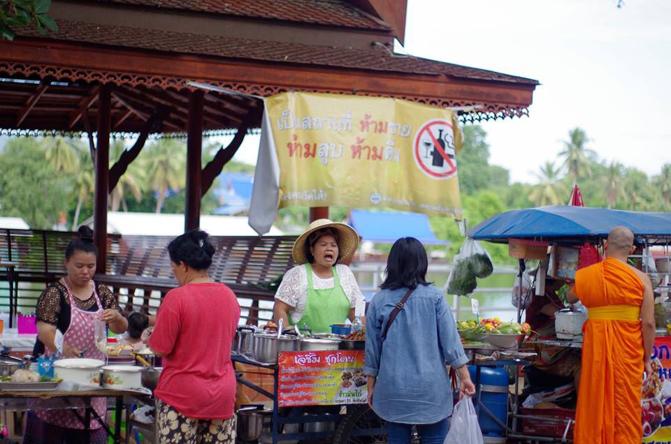 23583_แผงค้าในตลาด.jpg