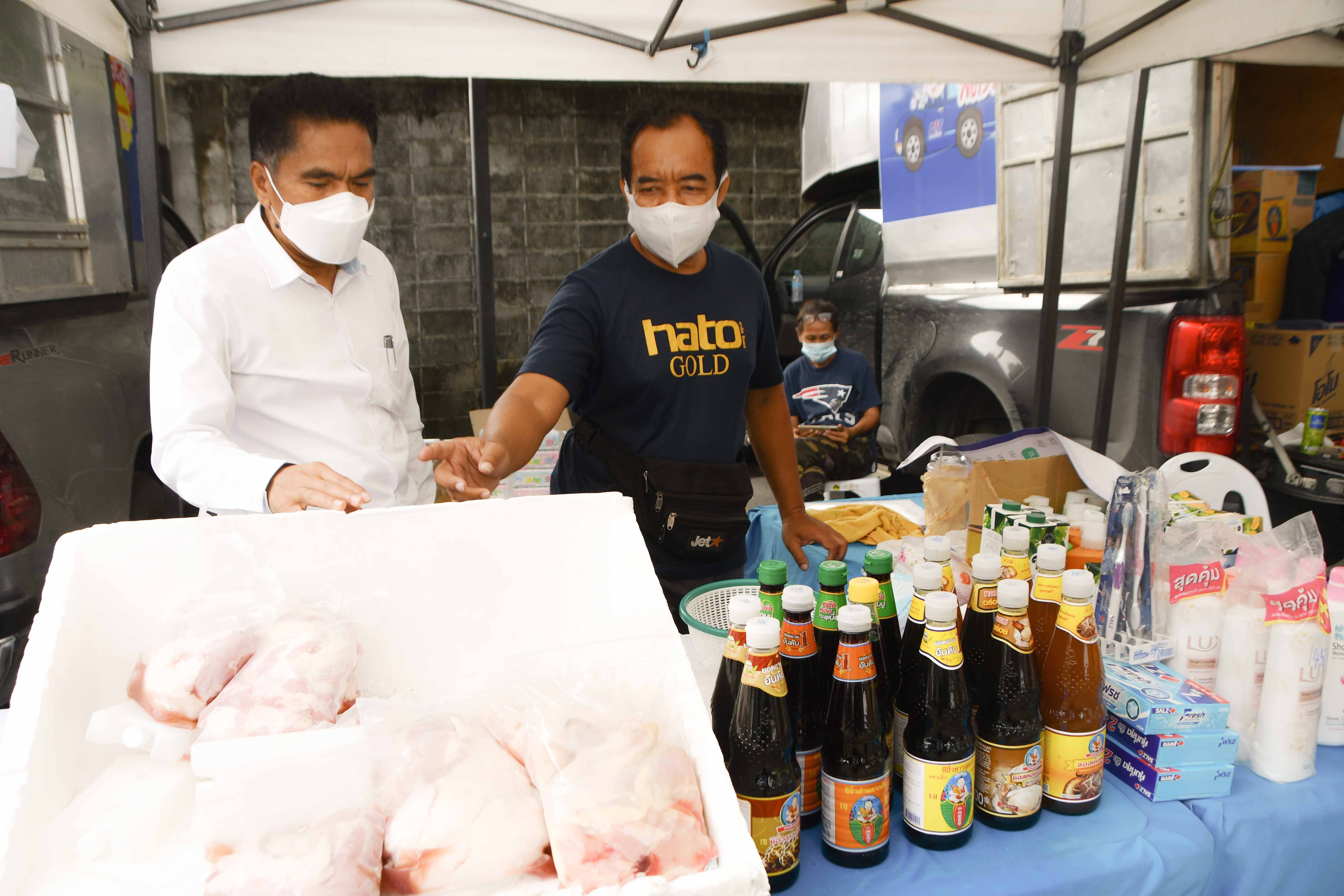 รองอธิบดีตรวจติดตามการจำหน่ายสินค้าโมบายพาณิชย์ 