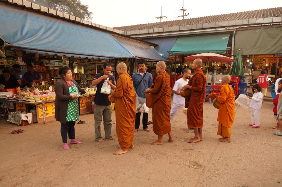 10893_ทำบุญหน้าตลาด.jpg