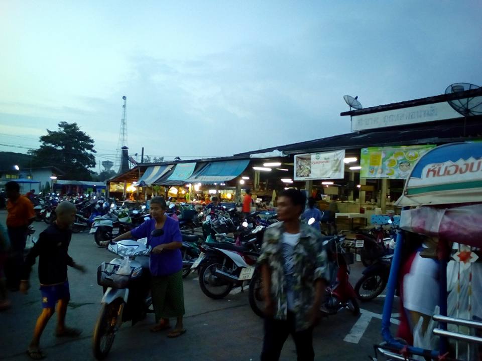 44120_ด้านหน้าตลาด.jpg