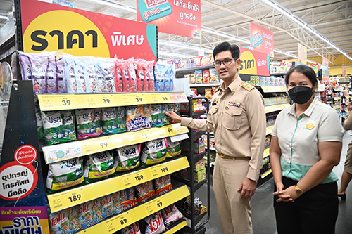 พาณิชย์สำรวจราคาสินค้า พบห้างจัดโปรฯ ลดราคาต่อเนื่อง สินค้ามีเพียงพอ