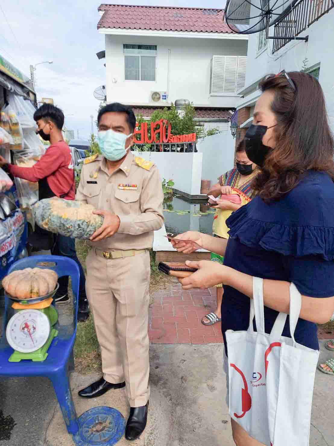 รองอธิบดีตรวจติดตามเยี่ยมโครงการ Mobile พาณิชย์ลดราคา! ช่วยประชาชน