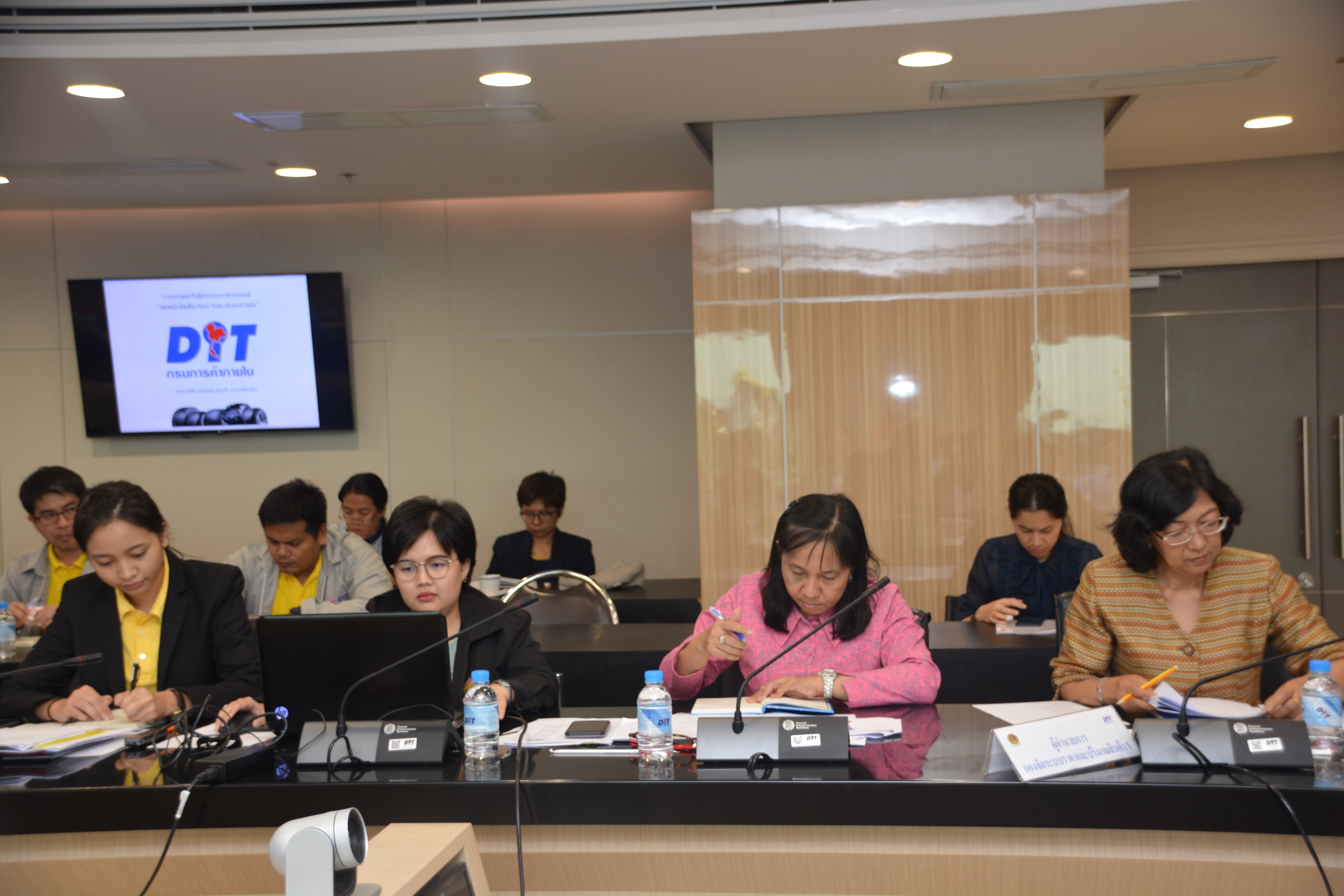 การประชุมหารือผู้ประกอบการยางรถยนต์เพื่อเตรียมความพร้อมในการจัดงานลดราคาจำหน่ายสินค้าช่วงเทศกาลปีใหม่