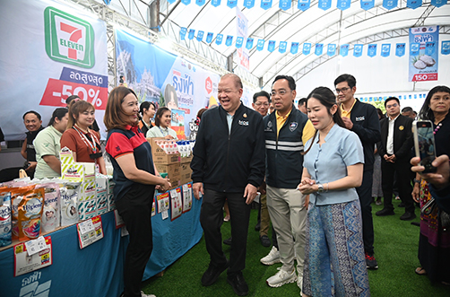 ธงฟ้าเชียงรายคึกคัก!  พาณิชย์นำสินค้าฉลาดเลือกราคาประหยัด กว่า 500 รายการ ลดสูงสุด 70% ช่วยลดรายจ่าย-มอบความสุขช่วงท้ายปี