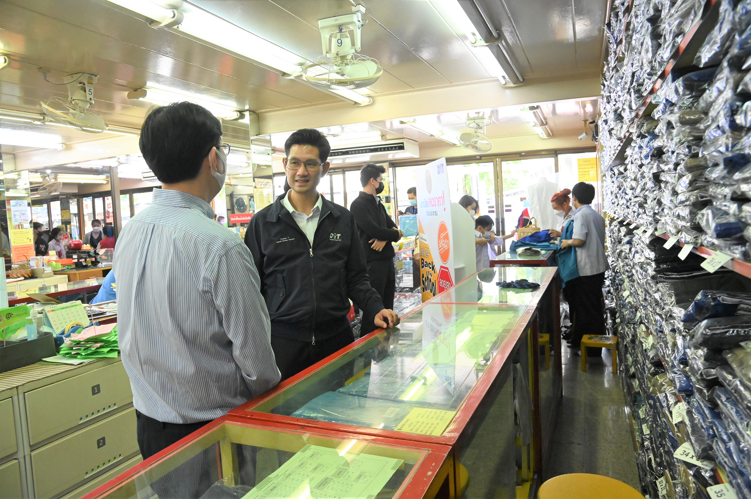  “พาณิชย์ลดราคา! ช่วยประชาชน Back To School” @ร้านน้อมจิตต์ และร้านสมใจนึก