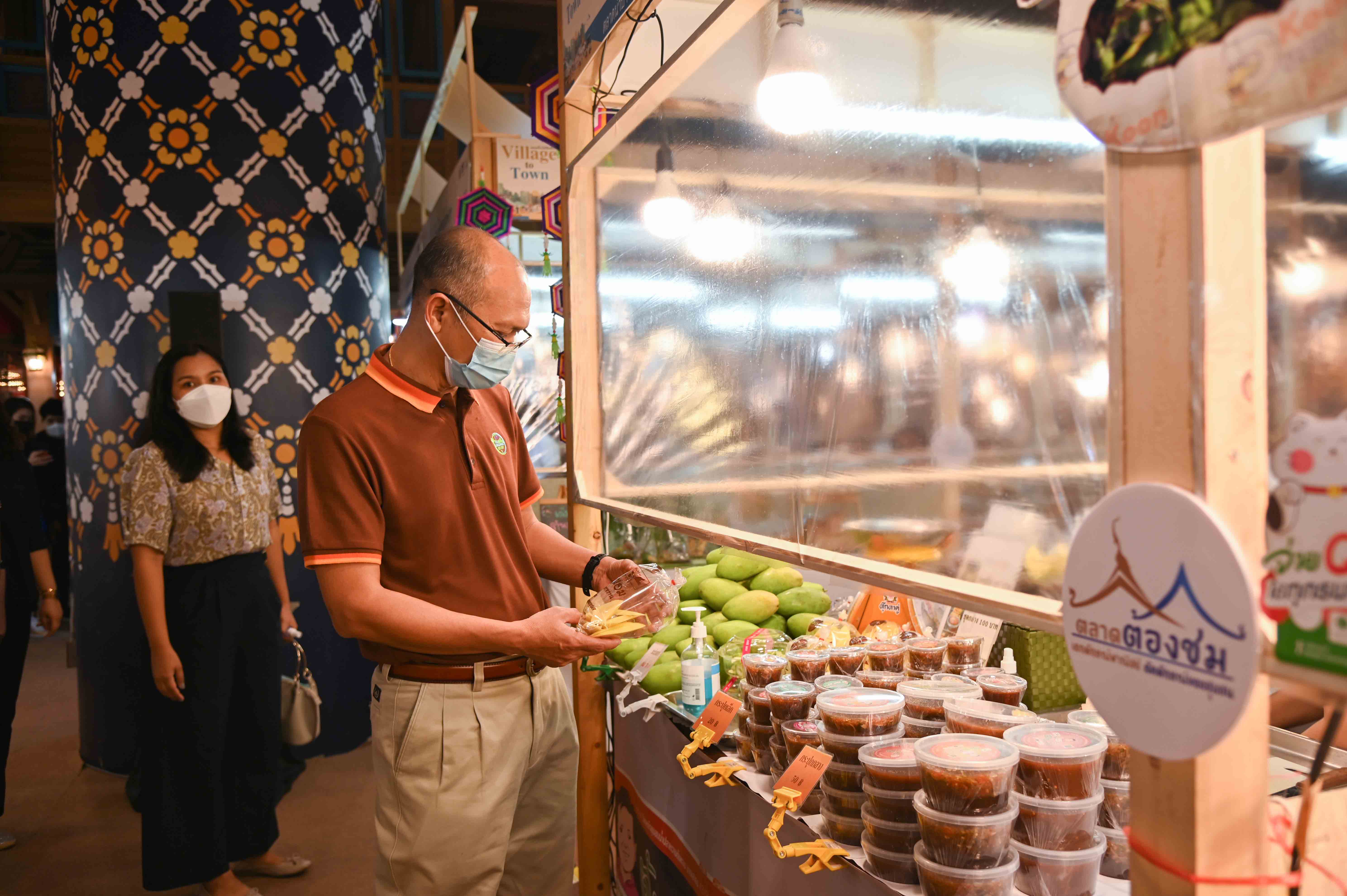 รองอธิบดีกรมการค้าภายใน ตรวจเยี่ยมร้านค้าในงานตลาดเที่ยวได้สไตล์ไทยๆ Village to town