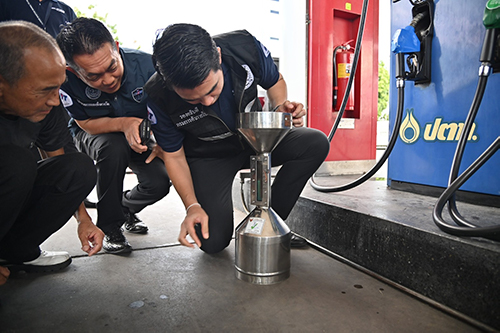 ลุยเข้ม! ตรวจปั๊มน้ำมัน  สร้างความมั่นใจในการเดินทางช่วงเทศกาลปีใหม่