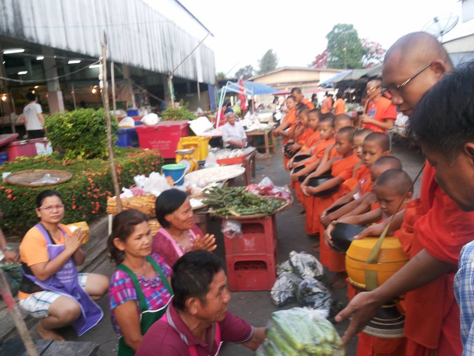 33650_ทำบุญตักบาตร.jpg