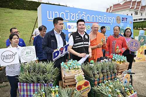 “พาณิชย์-วัดห้วยปลากั้ง” ปล่อยรถโมบาย ส่งผลไม้ภาคเหนือ ขายผู้บริโภค