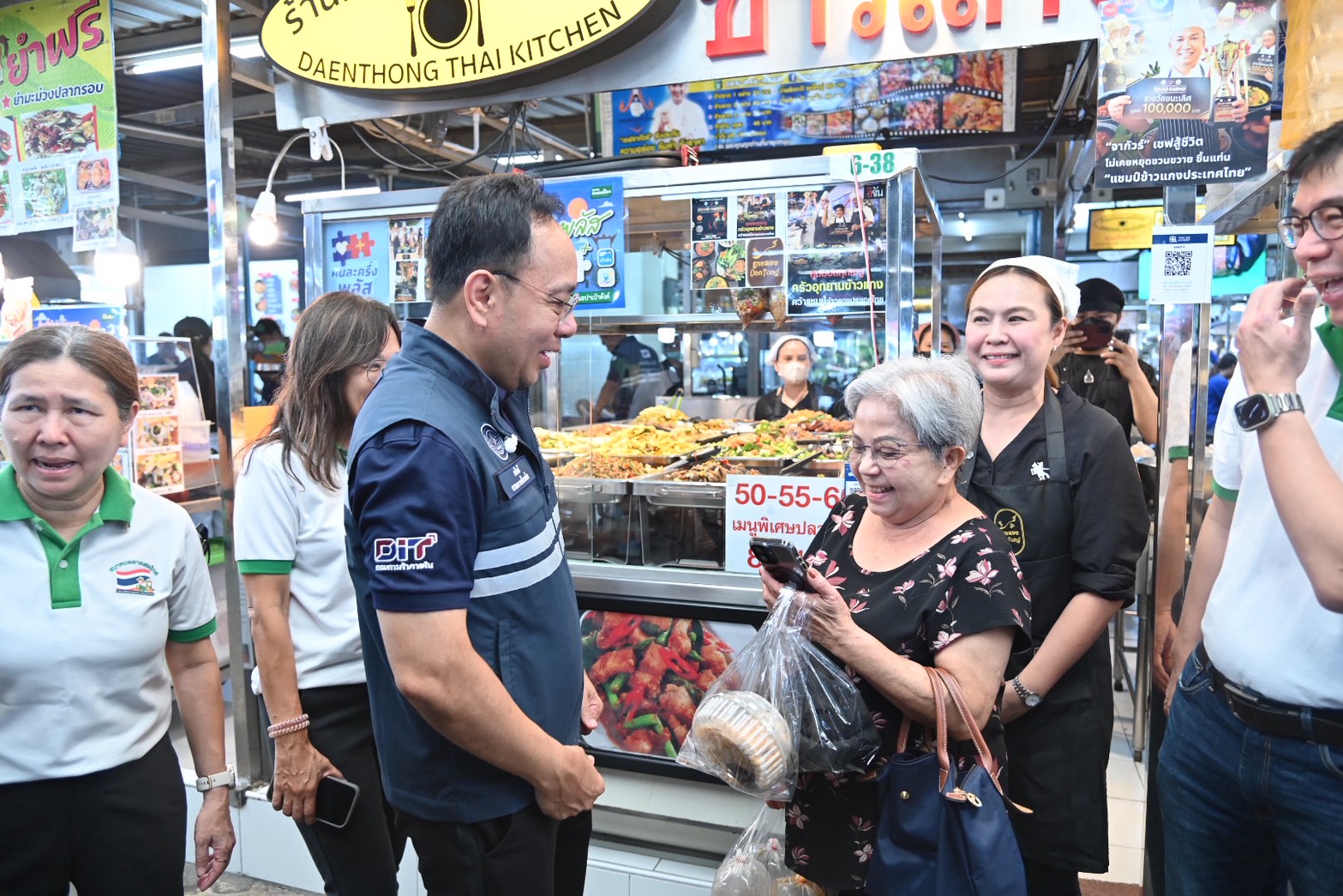 DIT ลงพื้นที่ติดตามการจับจ่าย “คนละครึ่งพลัส”–ร้านค้าธงฟ้าพร้อมรับบัตรสวัสดิการแห่งรัฐวันแรก