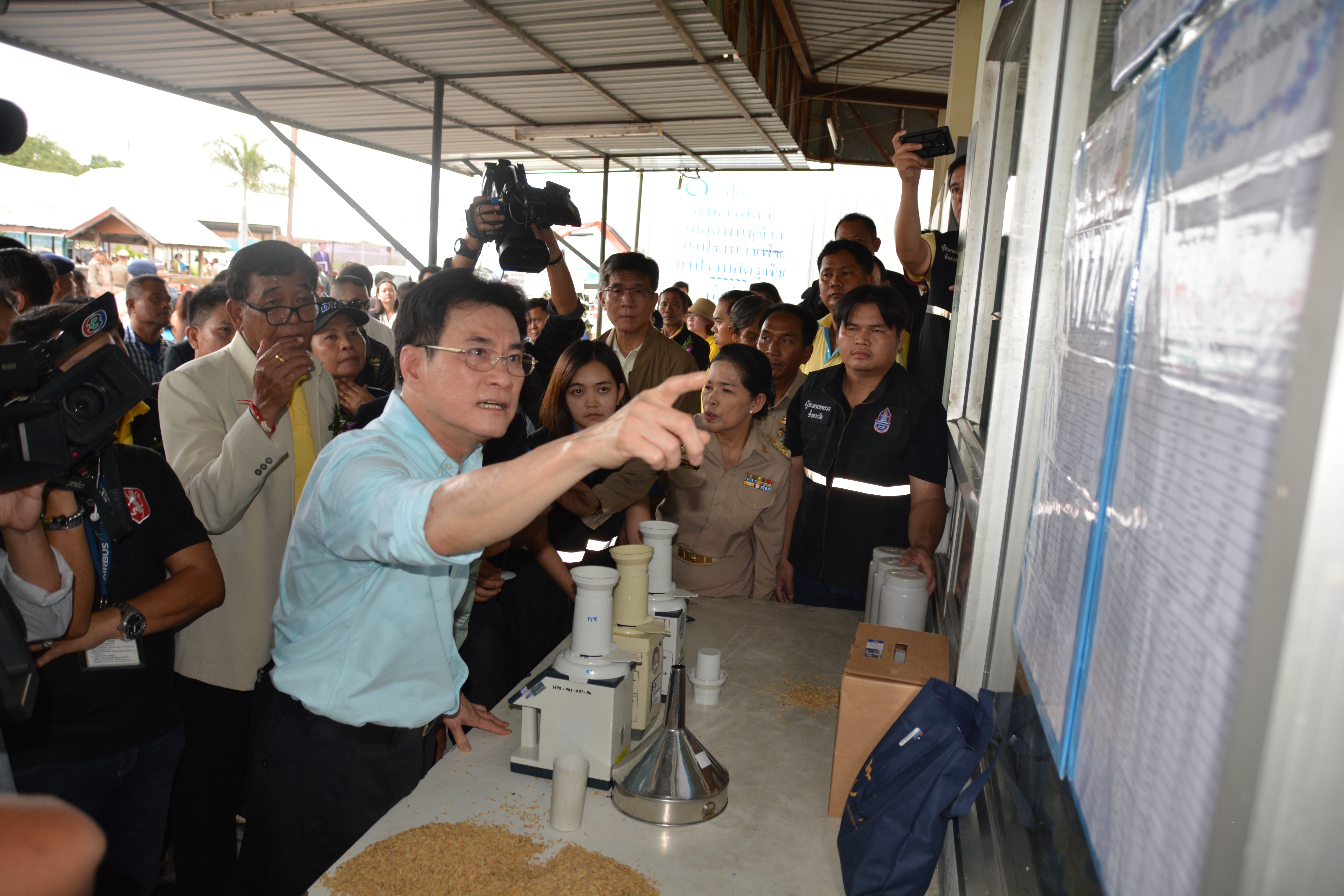 รัฐมนตรีว่าการกระทรวงพาณิชย์ ลงพื้นที่ จ.ปทุมธานี พบปะเกษตรกรผู้ปลูกข้าว